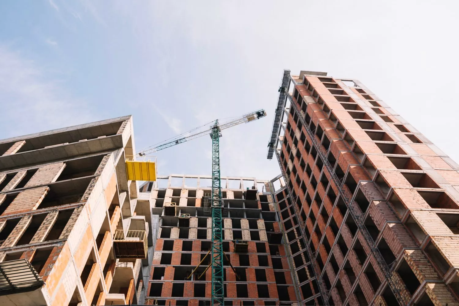 Bloque de viviendas en construcción con muchos pisos / FREEPIK