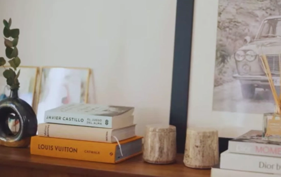 Sus estanterías reflejan su personalidad enérgica y lectora/ KENAY HOME Sus estanterías reflejan su personalidad enérgica y lectora/ KENAY HOME