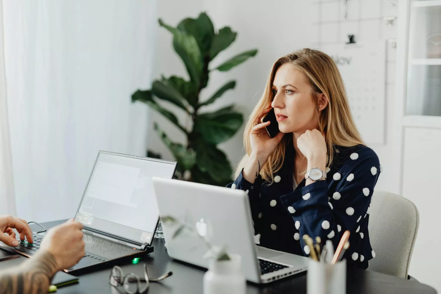 Una mujer recibe una llamada de Team4 Collection / PEXELS