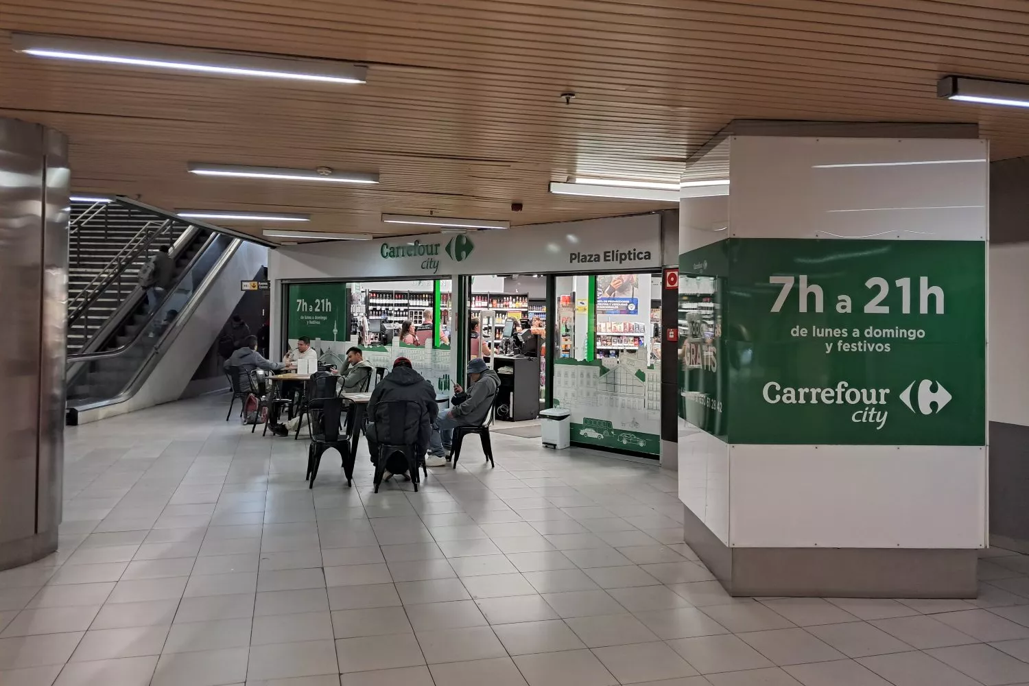 El Carrefour 'subterráneo' de Plaza Elíptica / JUANMA DEL OLMO