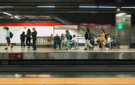 Varias personas en una estación del metro de Madrid / UNSPLASH Varias personas en una estación del metro de Madrid / UNSPLASH