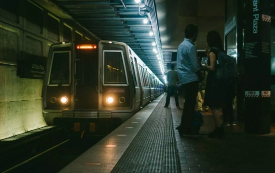 Varias personas en el metro / UNSPLASH Varias personas en el metro / UNSPLASH