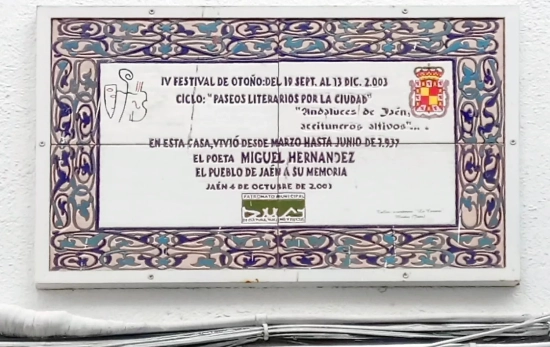 Placa conmemorativa de los paseos literarios de Jaén / WIKIPEDIA Placa conmemorativa de los paseos literarios de Jaén / WIKIPEDIA