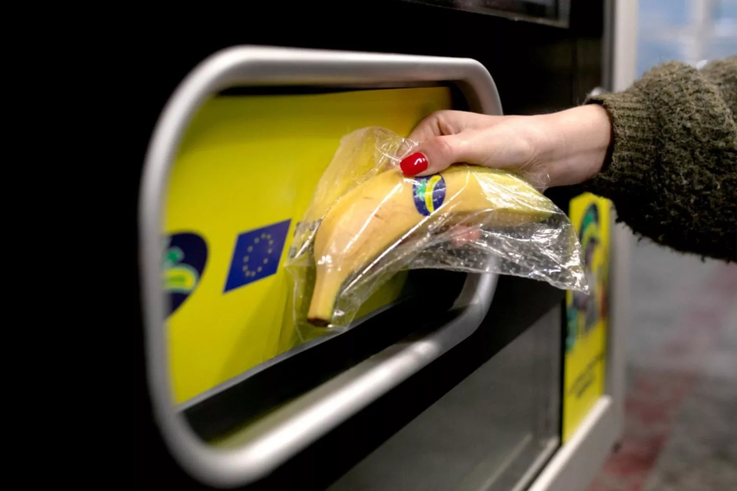Un plátano de Canarias en una máquina expendedora