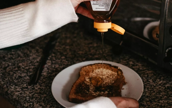 Una persona dispuesta a comerse una tostada casi quemada/ PEXELS Una persona dispuesta a comerse una tostada casi quemada/ PEXELS