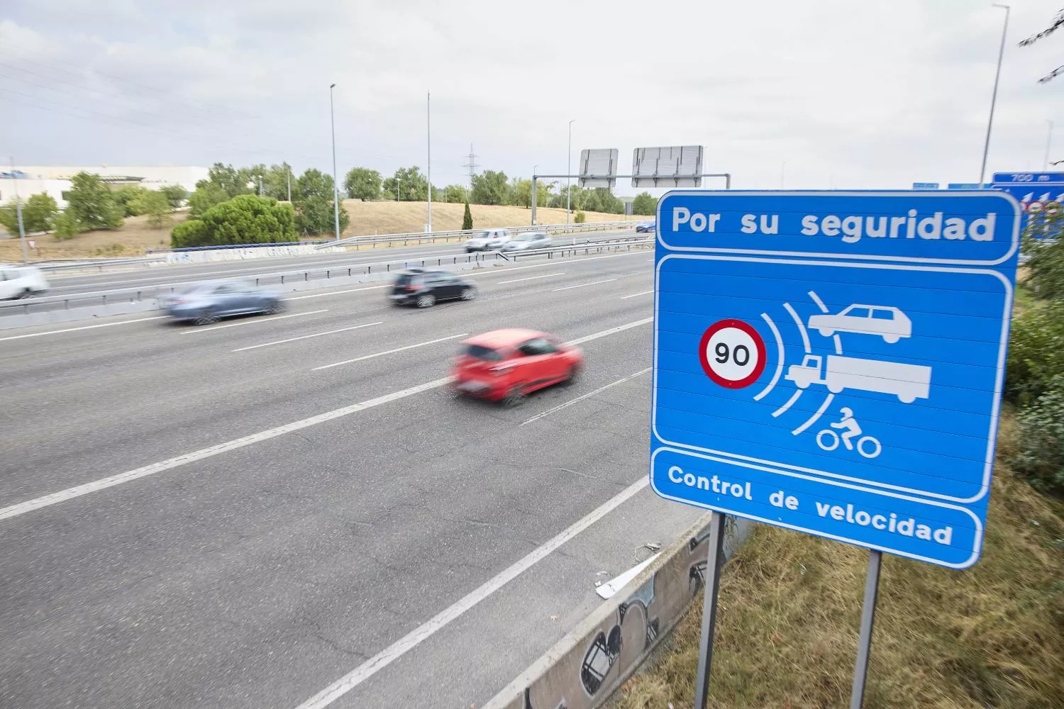 Un cartel que indica un radar de prohibición de circular a más de 90 kilómetros por hora