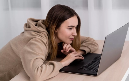 Una mujer hace una compra online / FREEPIK Una mujer hace una compra online / FREEPIK