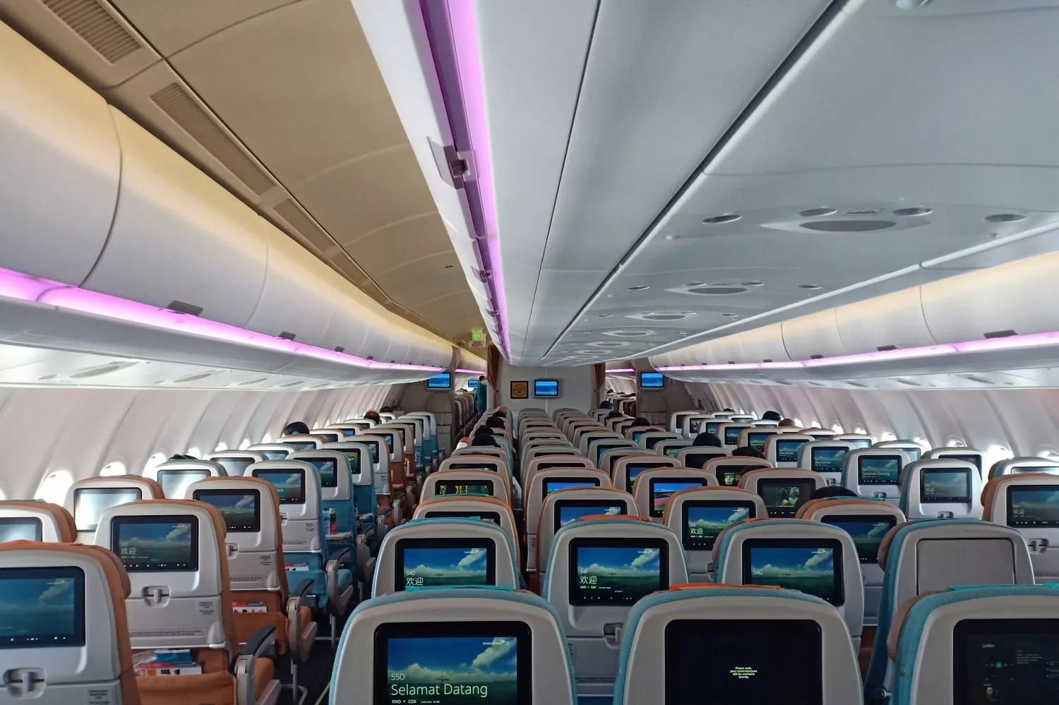 El pasillo de un avión / UNSPLASH