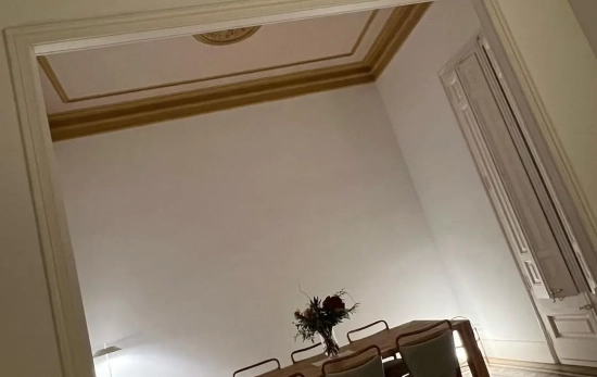 Minimalismo en su comedor y paredes blancas / IG @ursulolita Minimalismo en su comedor y paredes blancas / IG @ursulolita