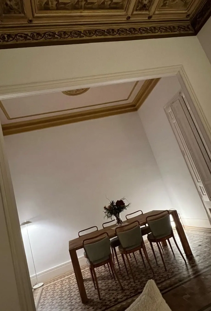 Minimalismo en su comedor y paredes blancas / IG @ursulolita Minimalismo en su comedor y paredes blancas / IG @ursulolita