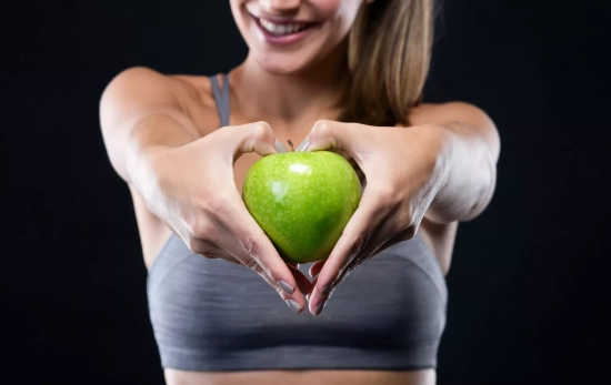 Una persona sostiene una manzana / FREEPIK - nensuria Una persona sostiene una manzana / FREEPIK - nensuria