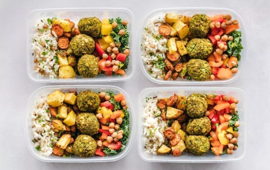 Varios envases con alimentos saludables / PEXELS Varios envases con alimentos saludables / PEXELS