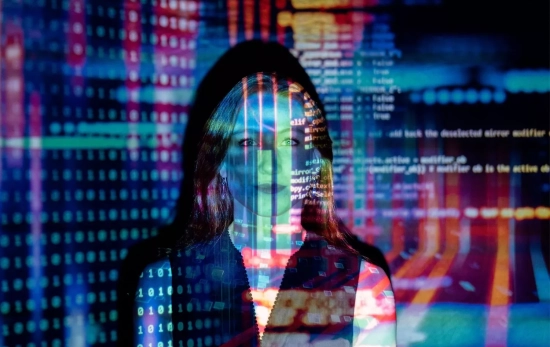 Una persona observando los códigos internos y procesos de una máquina de IA en funcionamiento/ PEXELS Una persona observando los códigos internos y procesos de una máquina de IA en funcionamiento/ PEXELS