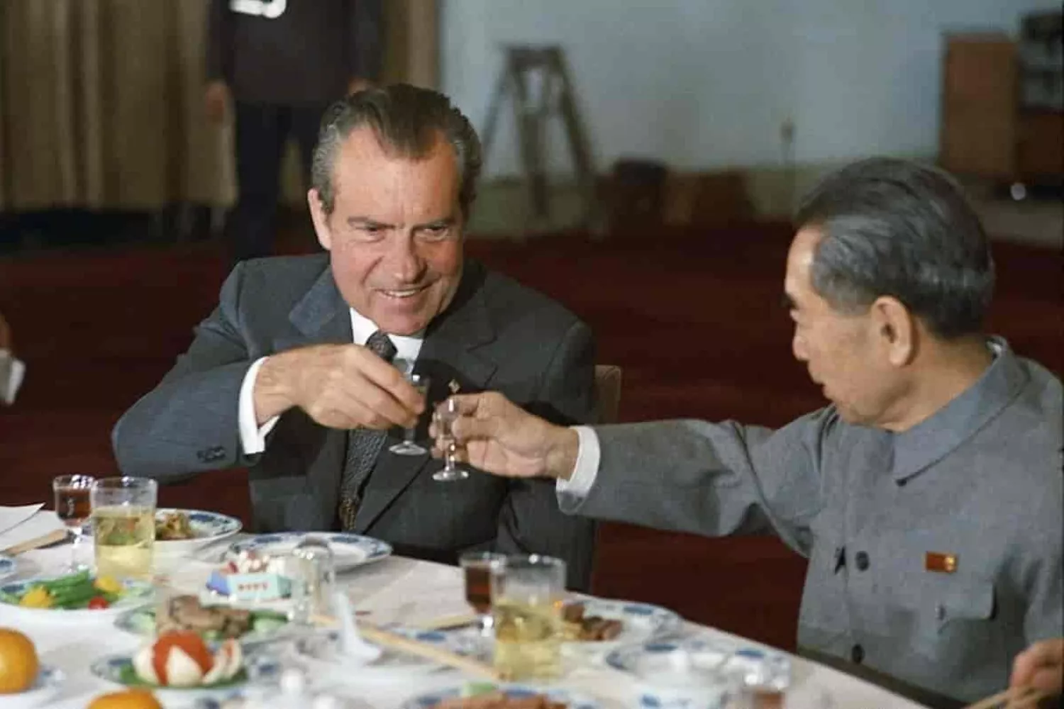 El presidente de EEUU, Richard Nixon, y el primer ministro de China, Zhoe Enlai, brindando.