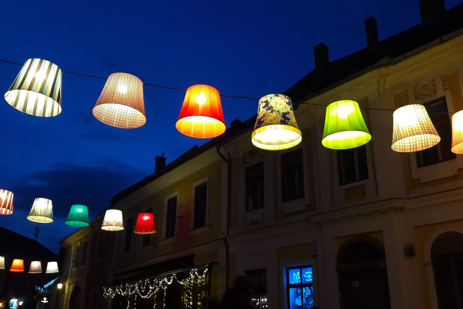Unas lámparas que emiten luz   PXHERE