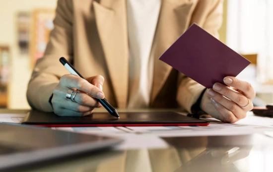 Una persona revisa un visado / FREEPIK Una persona revisa un visado / FREEPIK