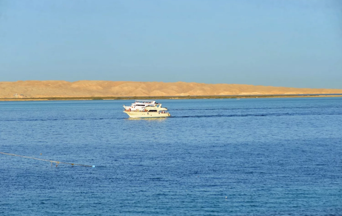Una vista del Mar Rojo cerca del área donde se hundió el submarino turístico Sindbad frente a la cos Una vista del Mar Rojo cerca del área donde se hundió el submarino turístico Sindbad frente a la cos