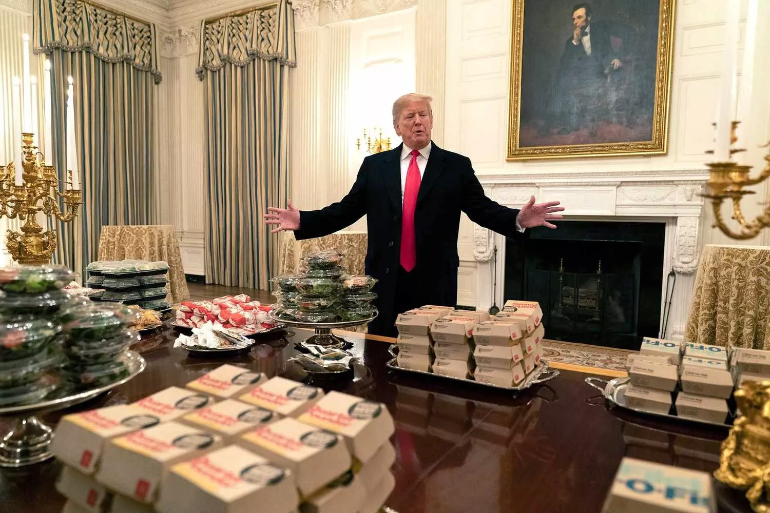 O presidente dos Estados Unidos com comida pouco saudável / CHRIS KLEPONIS - EFE