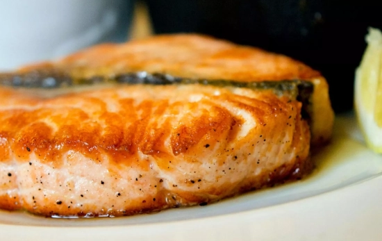 Este pescado a la mantequilla queda para hacerte al boca agua/ PEXELS Este pescado a la mantequilla queda para hacerte al boca agua/ PEXELS