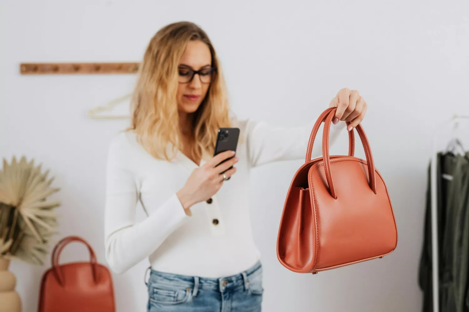 Una chica con un bolso / PEXELS