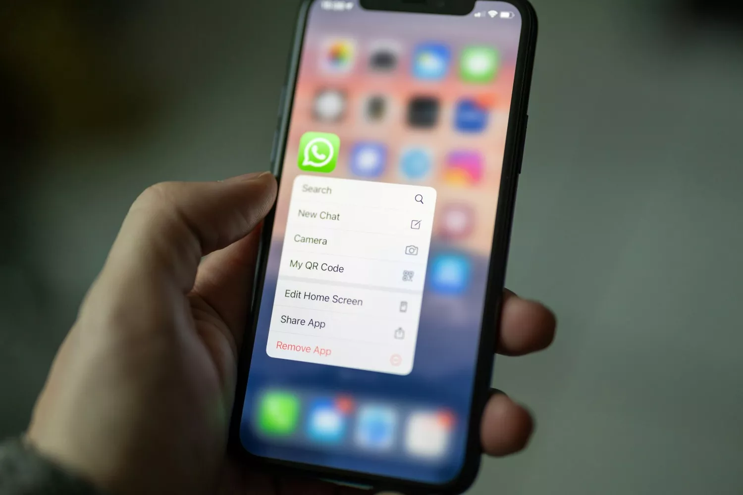 Una persona desbloquea su móvil para revisar WhatsApp / UNSPLASH Una persona desbloquea su móvil para revisar WhatsApp / UNSPLASH