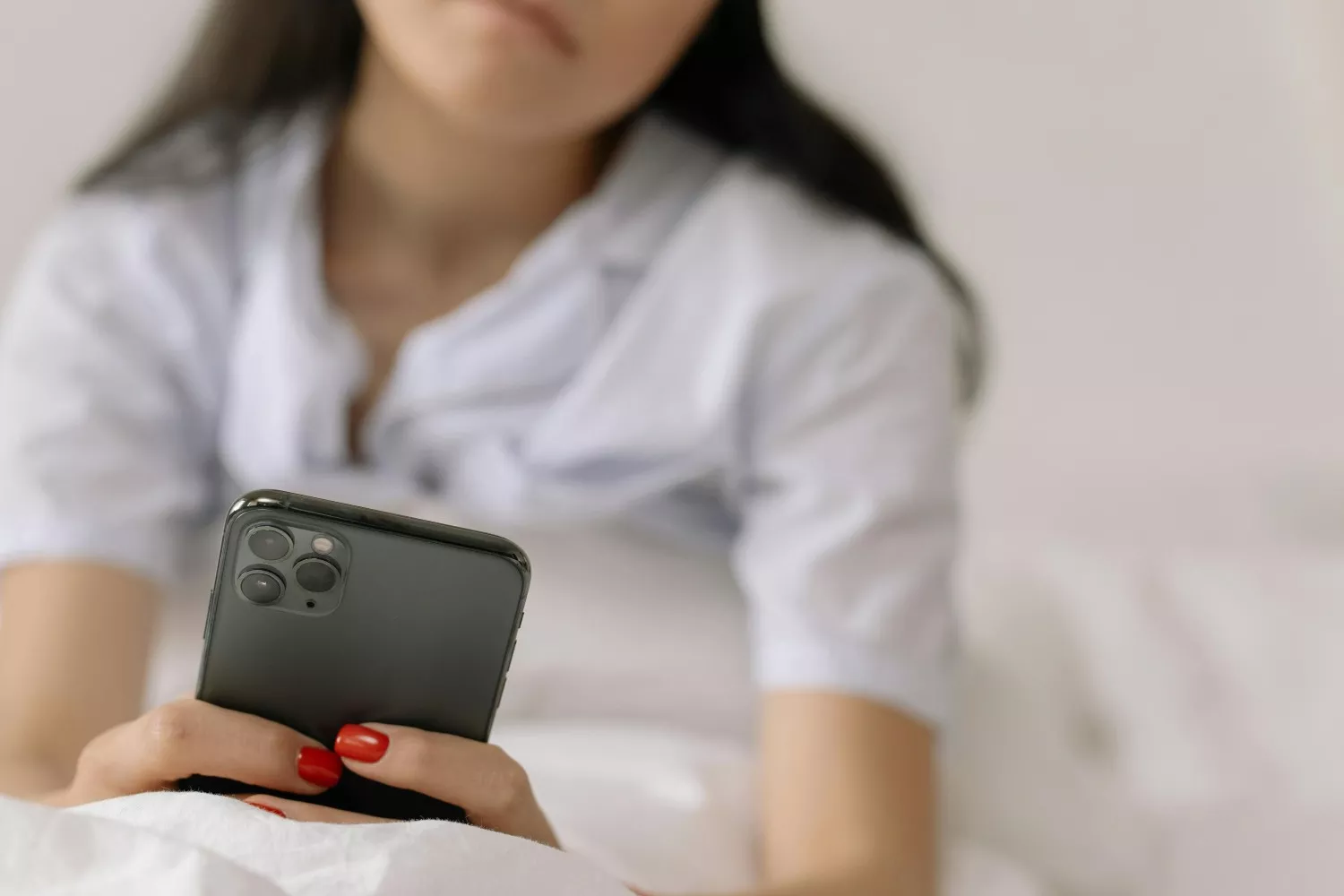 Uma rapariga olha para um grupo de WhatsApp / PEXELS