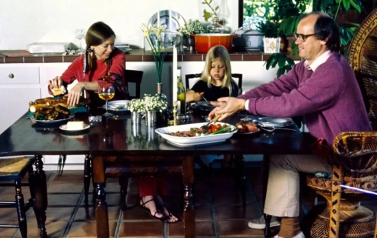 Didion con su hija, Quintana Roo, y su marido, John Gregory Dunne, en su casa de Malibú, California, en 1972/ THENEWYORKTIMES