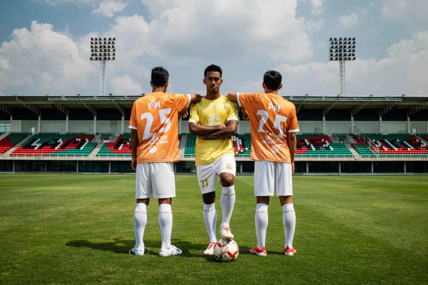 Dois jogadores da equipa com as camisolas “change” / LAMPHUN WARRIOS FC
