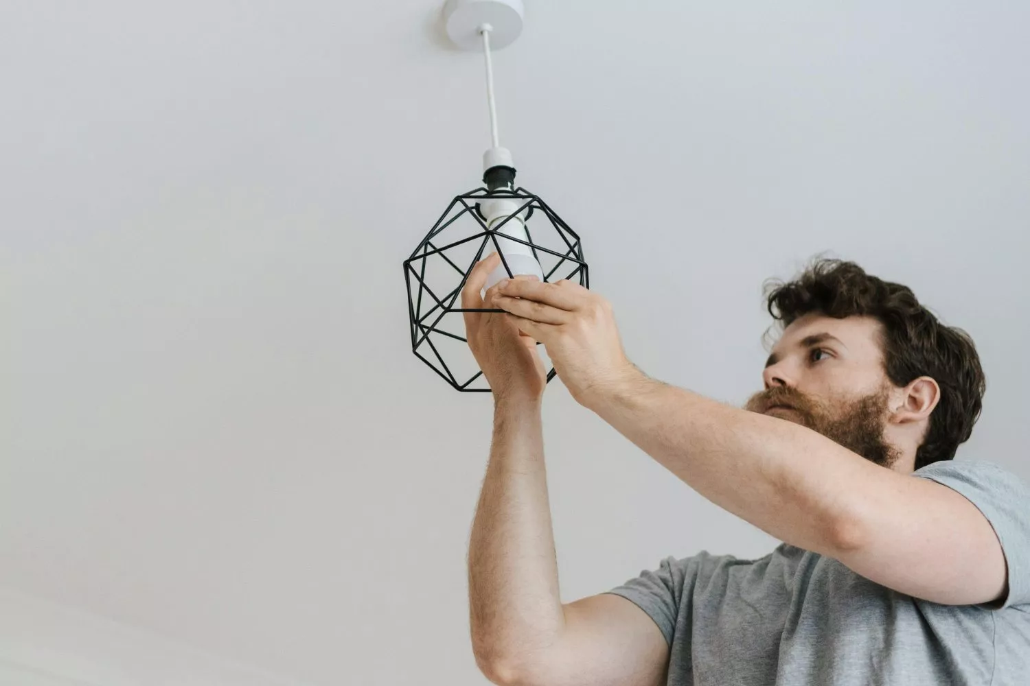 Un consumidor pone una bombilla LED para ahorrar luz Un consumidor pone una bombilla LED para ahorrar luz