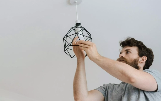 Un consumidor pone una bombilla LED para ahorrar luz / PEXELS Un consumidor pone una bombilla LED para ahorrar luz / PEXELS