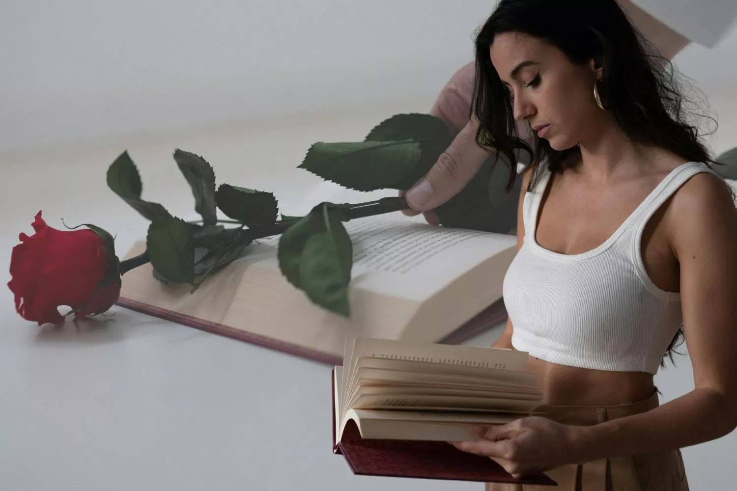 Una persona con uno de los libros más deseados de marzo 2025 / Montaje CG