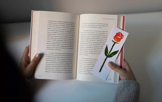 Una mujer leyendo un libro que le han regalado en Sant Jordi/ PEXELS Una mujer leyendo un libro que le han regalado en Sant Jordi/ PEXELS