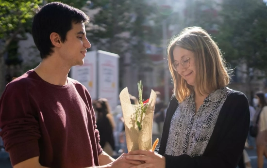 Un hijo regala a su madre una rosa por Sant Jordi/ PEXELS Un hijo regala a su madre una rosa por Sant Jordi/ PEXELS