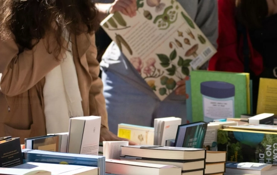 Unas personas compran un libro en Sant Jordi / PEXELS Unas personas compran un libro en Sant Jordi / PEXELS