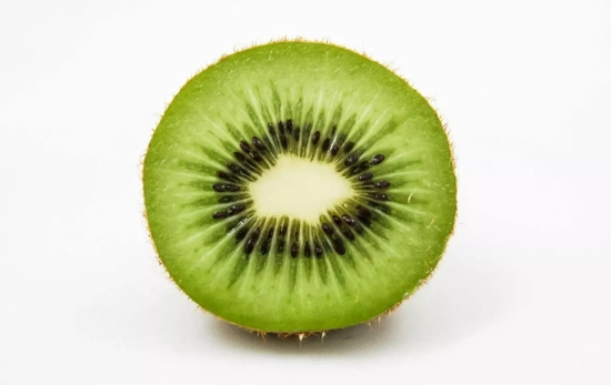 Un kiwi cortado por la mitad/ PEXELS Un kiwi cortado por la mitad/ PEXELS