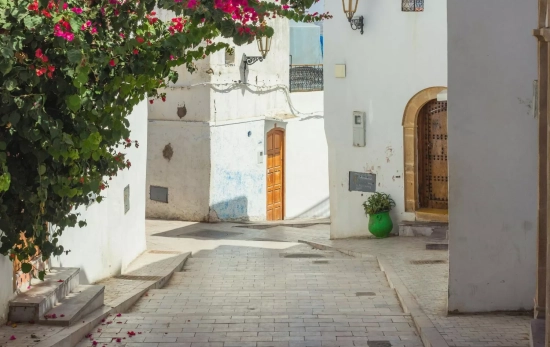 Vista de las calles de un pueblo blanco de Cádiz/ PEXELS