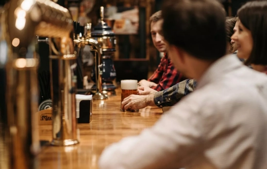 Un bar con varias personas de distintos acentos hablando/ PEXELS Un bar con varias personas de distintos acentos hablando/ PEXELS