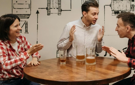 Tres amigos discuten sobre cuál es el acento más bonito de España/ PEXELS Tres amigos discuten sobre cuál es el acento más bonito de España/ PEXELS