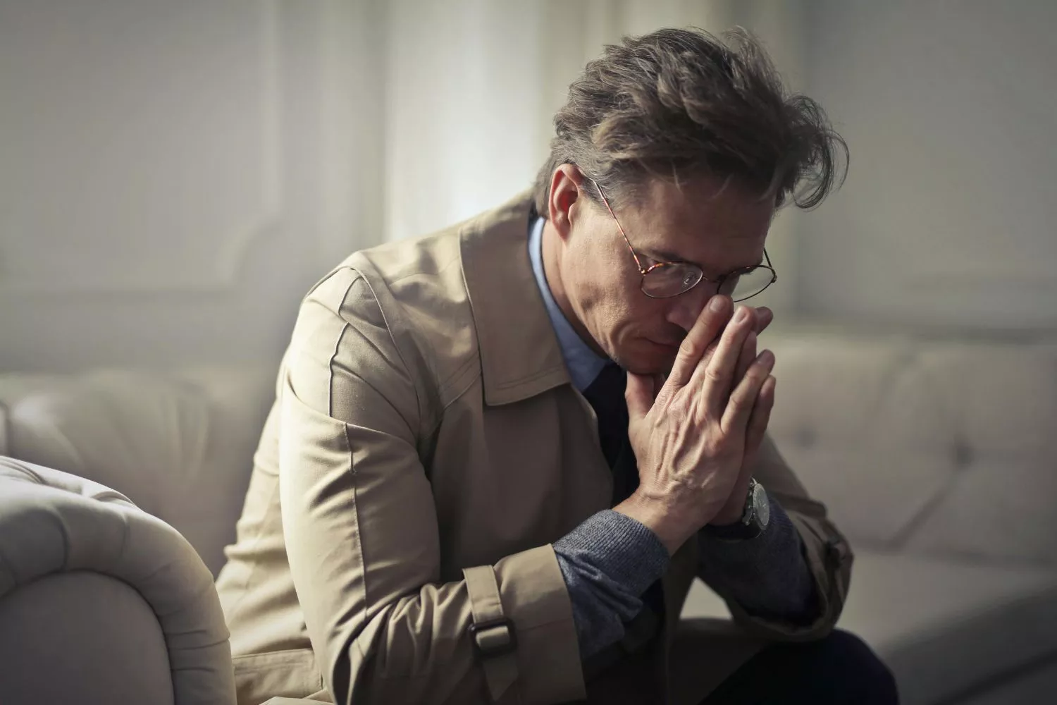 Un hombre poniendo en práctica la forma de calmar a nuestro cerebro sentándose/ PEXELS