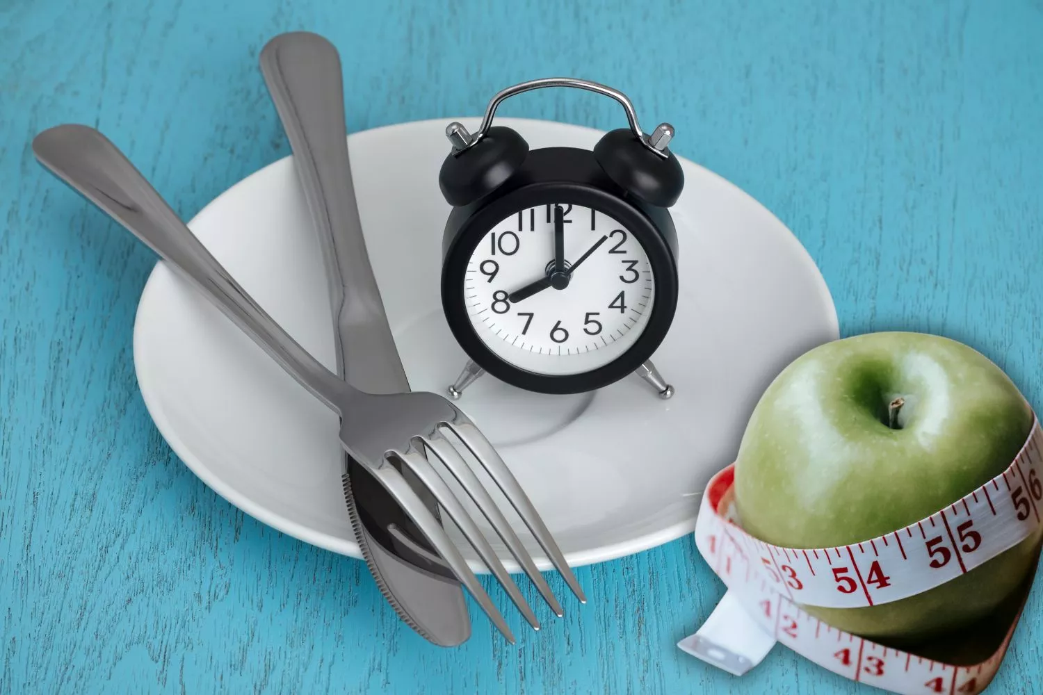 Un plato y diferentes objetos para no seguir ni una dieta clásica ni una Keto / Montaje CG