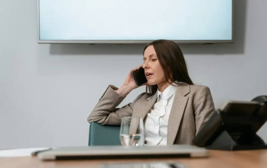 Una mujer habla por teléfono / PEXELS Una mujer habla por teléfono / PEXELS