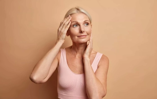 Una mujer con una piel revitalizada y luminosa / FREEPIK Una mujer con una piel revitalizada y luminosa / FREEPIK