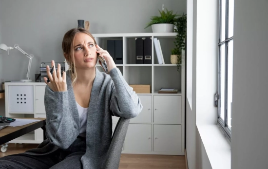 Una consumidora habla por teléfono / FREEPIK Una consumidora habla por teléfono / FREEPIK