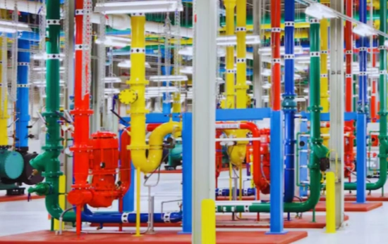 Las cañerías que llevan agua para refrigerar los sistemas en Douglas County, donde Google tiene un centro de IA/ Google Las cañerías que llevan agua para refrigerar los sistemas en Douglas County, donde Google tiene un centro de IA/ Google