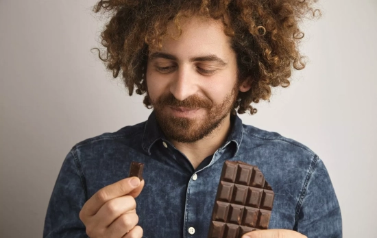 Un consumidor con una tableta de chocolate / FREEPIK - bublikhaus Un consumidor con una tableta de chocolate / FREEPIK - bublikhaus
