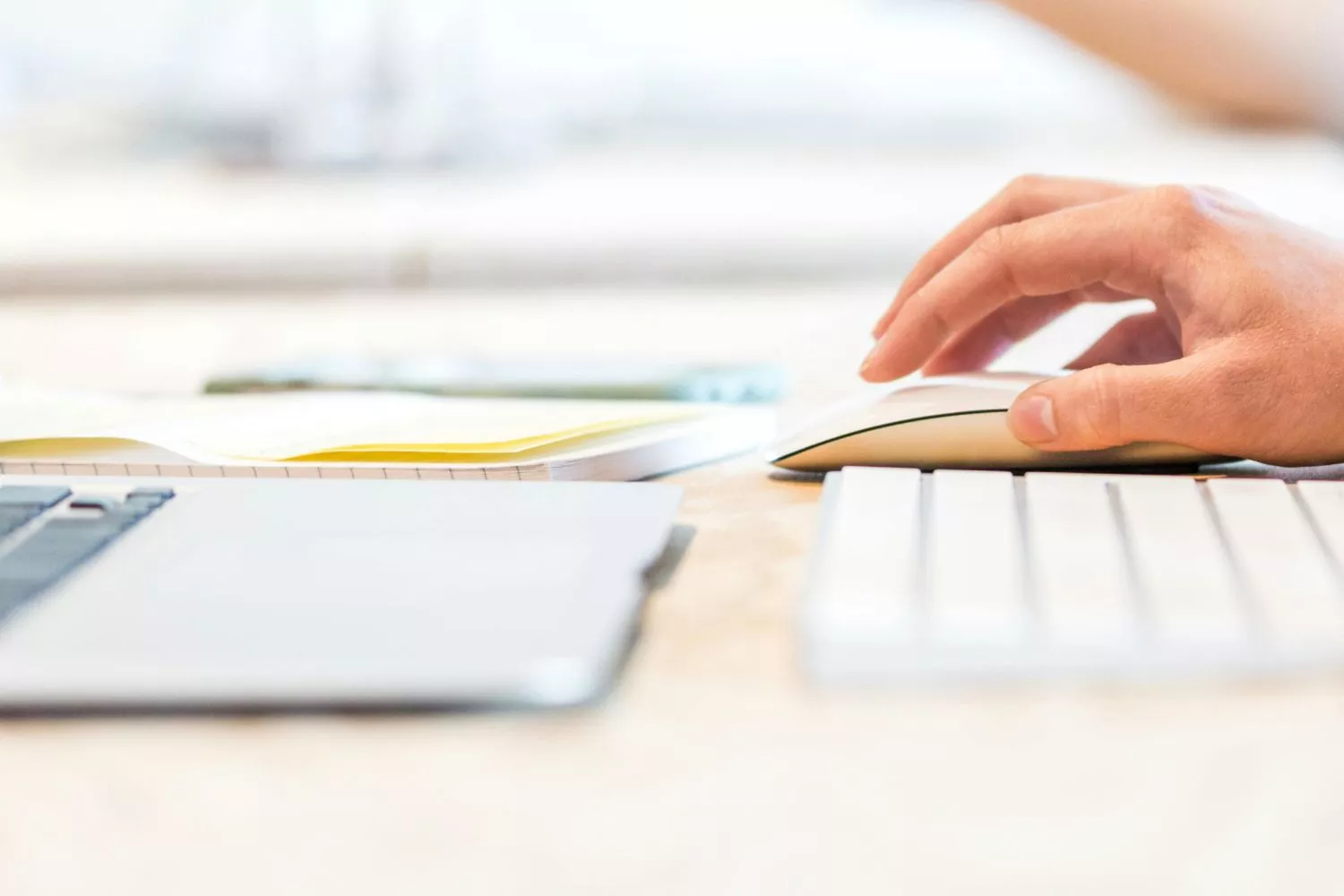 Una persona se prepara para hacer la declaración de la renta / PEXELS