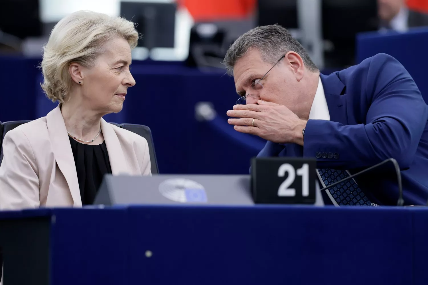 O Comissário para o Comércio, Maros Sefcovic, conversa com a Presidente da Comissão Europeia, Ursula von der Leyen / RONALD WITTEK - EFE
