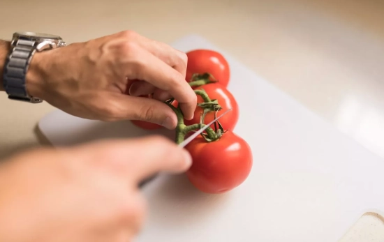 Una persona corta unos tomates / FREEPIK Una persona corta unos tomates / FREEPIK