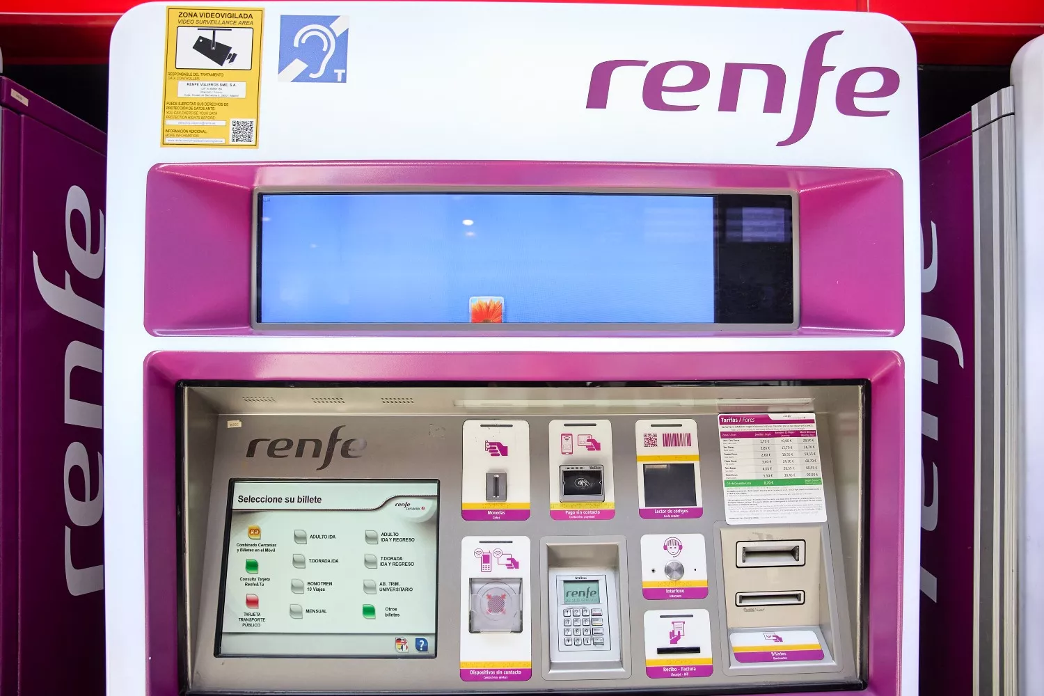 Una máquina de venta de billetes de Renfe / JESÚS HELLÍN - EP