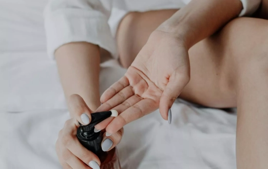 Una mujer aplicándose un gel anticelulítico casero/ PEXELS Una mujer aplicándose un gel anticelulítico casero/ PEXELS